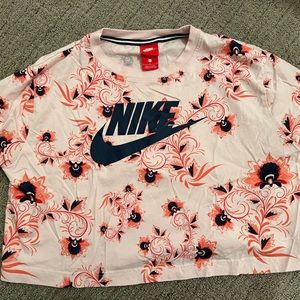 Cropped Nike t-shirt